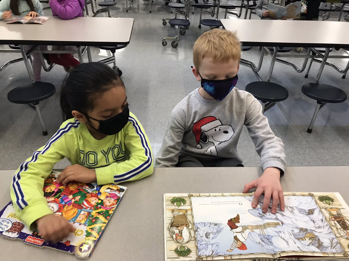 Sharing holiday books with our reading buddies. 📚@WindsorKinders <a href="/WindsorWildcats/">WindsorWildcats</a>