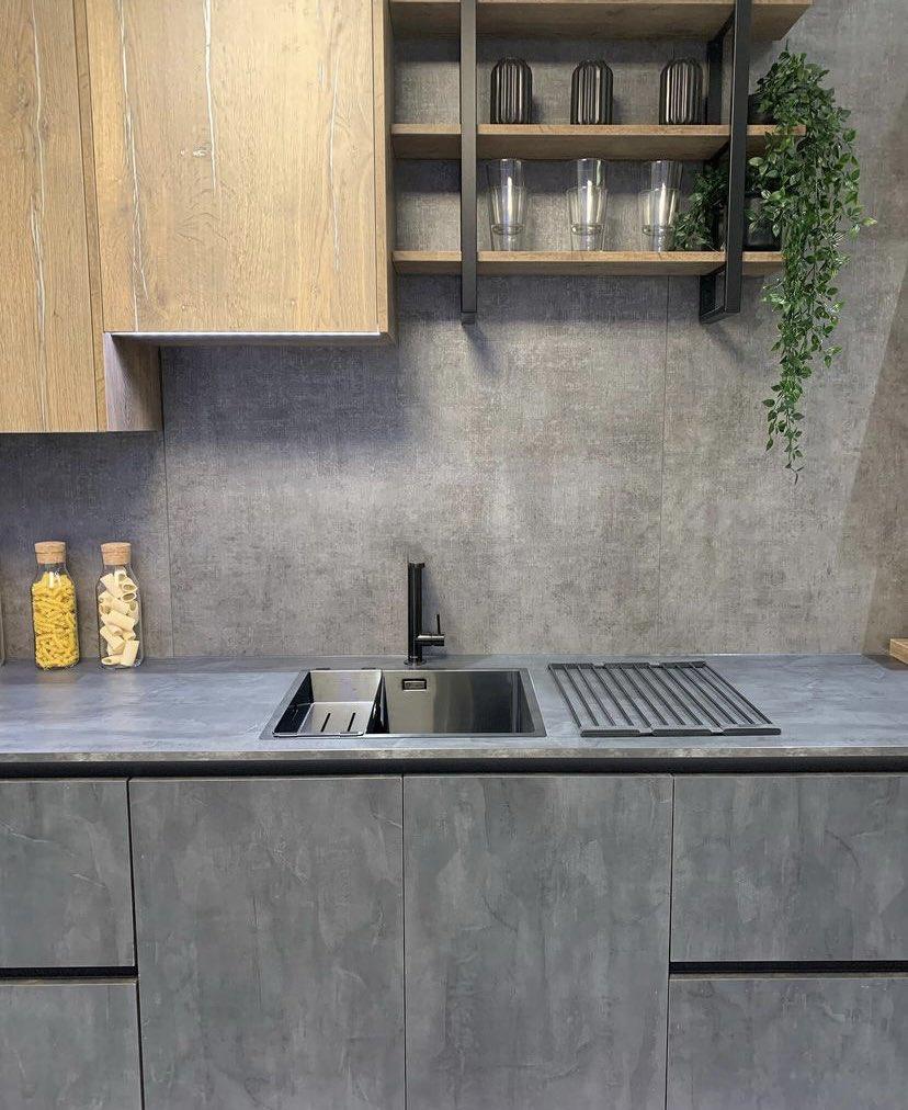 Loving how sleek this kitchen is 😍

The textured cabinets and work space creates cool and together feel without looking too simplistic

The draining board looks clean and tidy, not taking up the space of a traditional design ✨✨