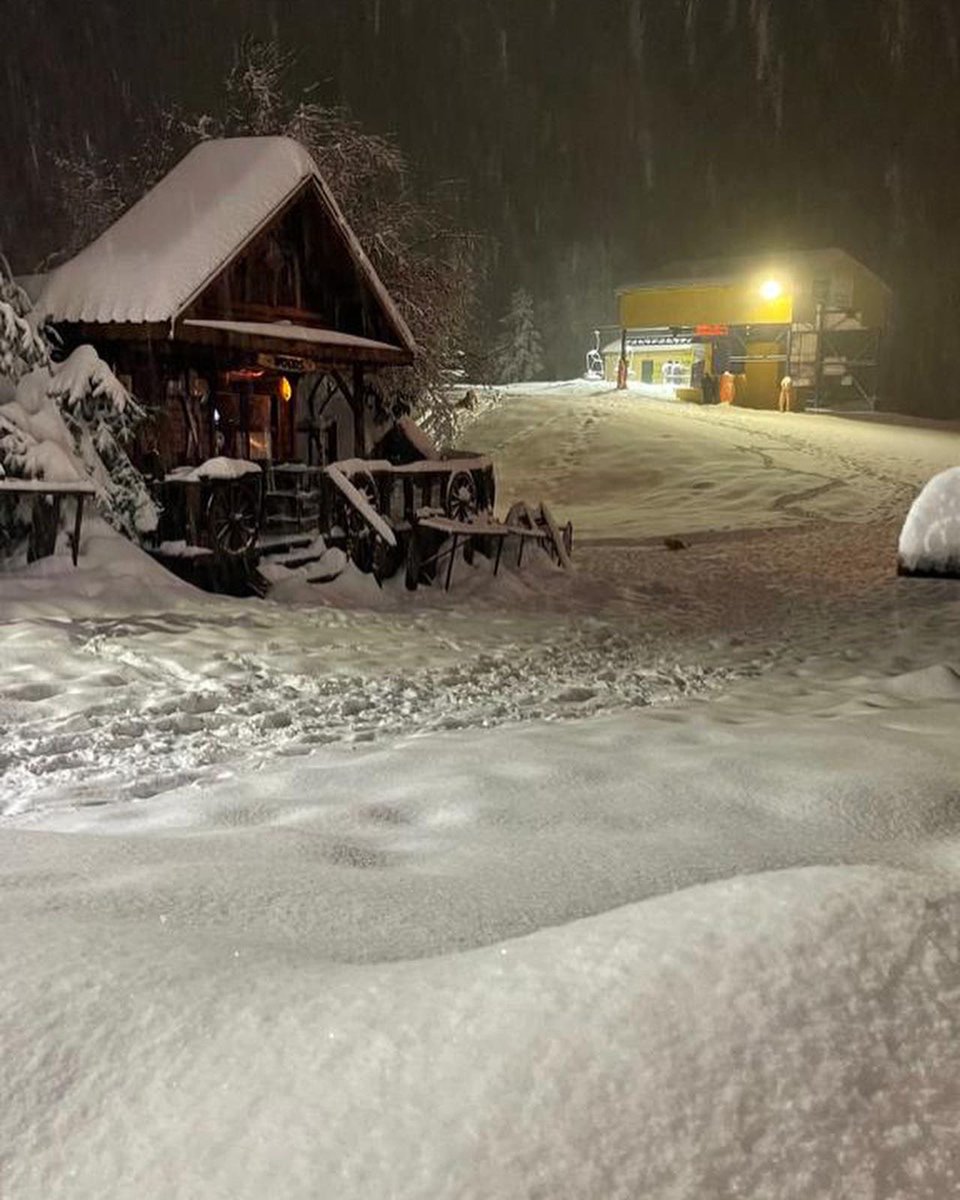 Kartepe's tweet photo. Kartepe akşamı 15.12.2021
Cumartesinde tüm pistler açık olacağını ihtimalle var.  Karlıktepe'deki T-bar yoğunluğa bağlı olarak açık olacak.❄️ #kartepe #kartepekayakmerkezi https://t.co/jR8rlOXGop