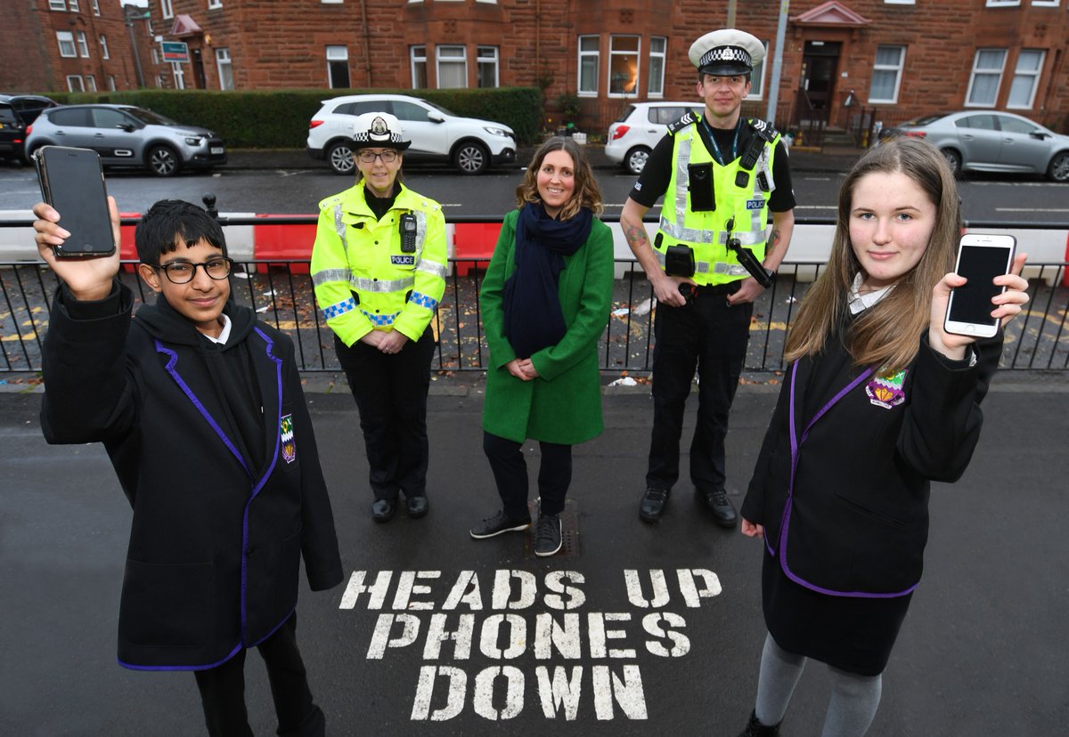 PI Dickie &amp; PS Twigg were at <a href="/ShawlandsAcad/">Shawlands Academy</a> with <a href="/AnnaLangside/">anna richardson</a> for <a href="/GlasgowCC/">Glasgow City Council</a>'s "Heads Up Phones Down" campaign-asking people to look👀 up⬆ from their phones when out and about.

Please don't become distracted by technology-keep an eye on where you're going!

📱🚫👀

#RoadSafety