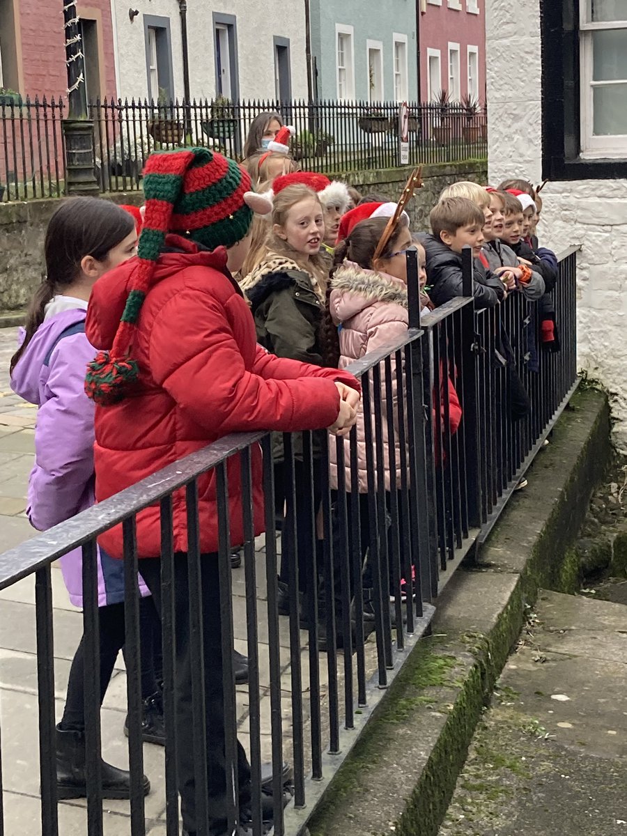 echlineprimary's tweet photo. P4 did a great job this afternoon singing to our relatives and friends on the high street. Even the passers by stopped to listen, cars waved, windows were flung open and smiles and applause all round. Well done P4. We’re very proud of you 🌟 https://t.co/fjaHprc2Cs
