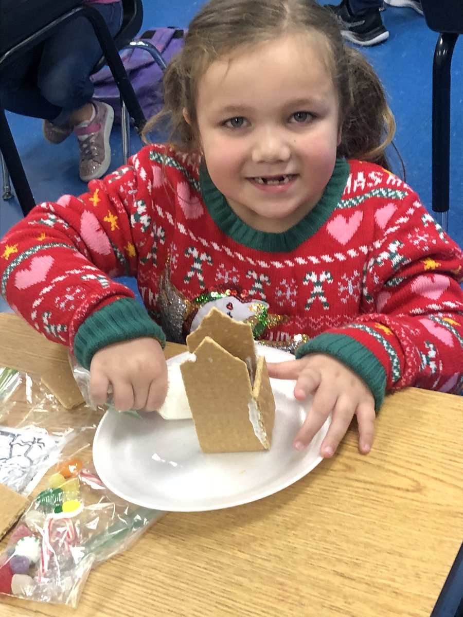 tescubsKY's tweet photo. In Mrs. Minks 1st grade class, students read The Gingerbread Man and brought his house to real-life by making a Gingerbread house. After they finished building, they wrote about how to make a Gingerbread House 🎄 https://t.co/Q1IenaJgJA