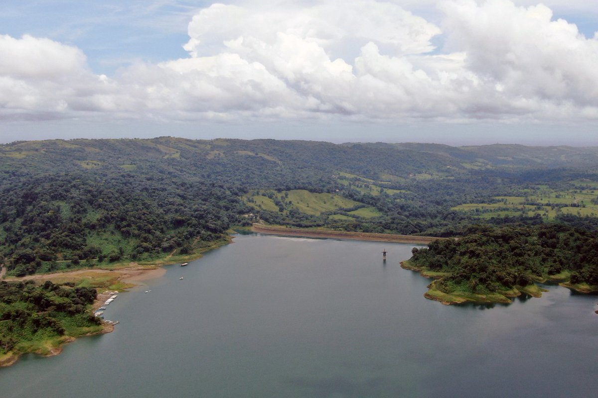 CarlosAlvQ's tweet photo. ¡Alcanzamos menor uso de hidrocarburos para generar electricidad en 65 años! 

99,98% de producción limpia con las cinco fuentes nacionales: agua, geotermia, viento, biomasa y sol.

Nos consolidamos como líder mundial en producción eléctrica sostenible.🌿 https://t.co/UWRpaHsmgO