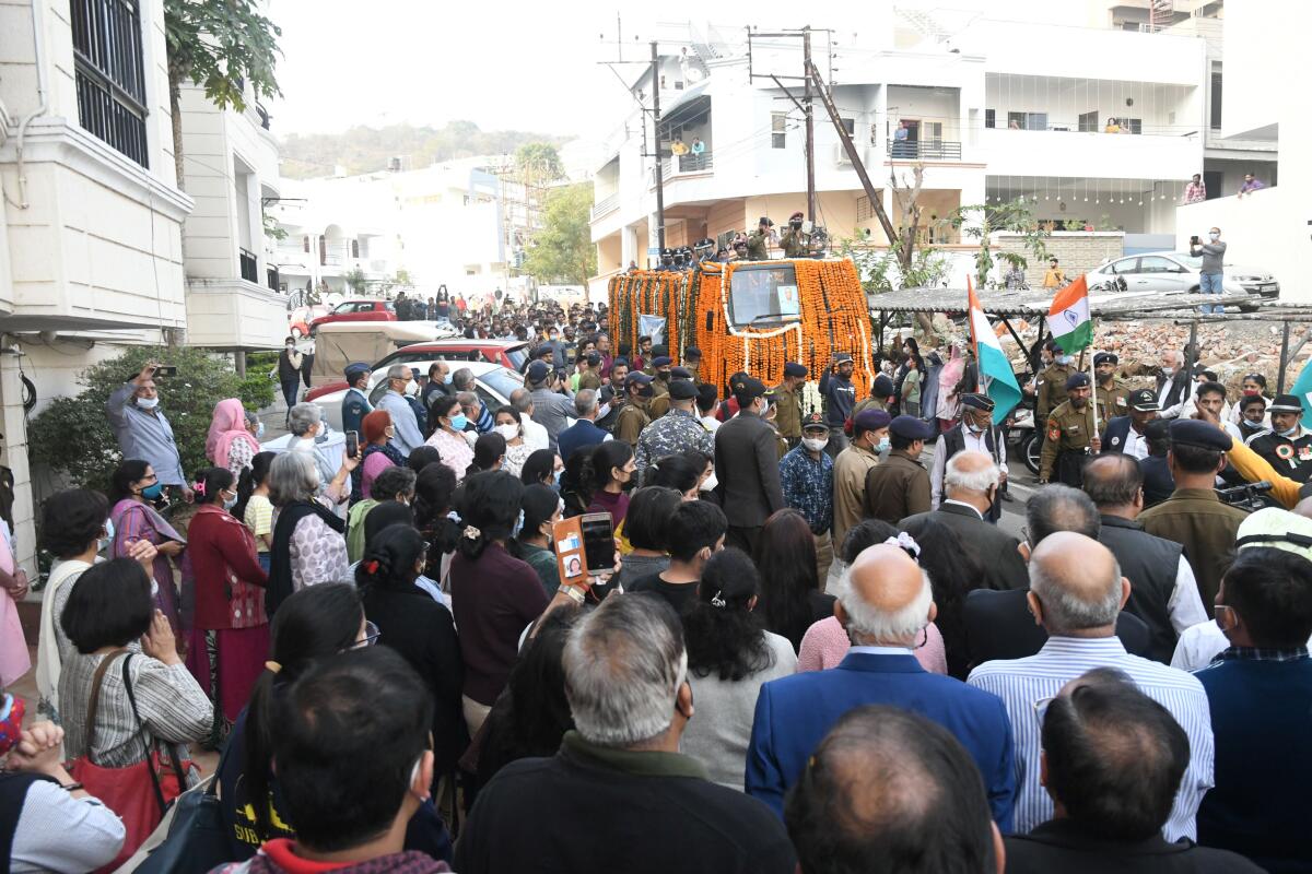 the_hindu's tweet image. The mortal remains of Group Captian #VarunSingh were brought to #Bhopal on December 16. He is survived by his wife Gitanjali Singh, Son Radduman Singh, daughter Aradhya Singh who were seen paying their respects. 
📷: A.M. Faruqui
