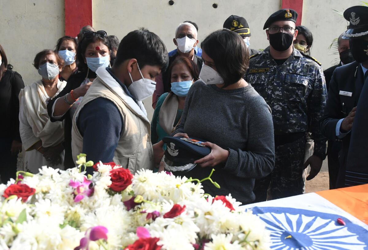 the_hindu's tweet image. The mortal remains of Group Captian #VarunSingh were brought to #Bhopal on December 16. He is survived by his wife Gitanjali Singh, Son Radduman Singh, daughter Aradhya Singh who were seen paying their respects. 
📷: A.M. Faruqui