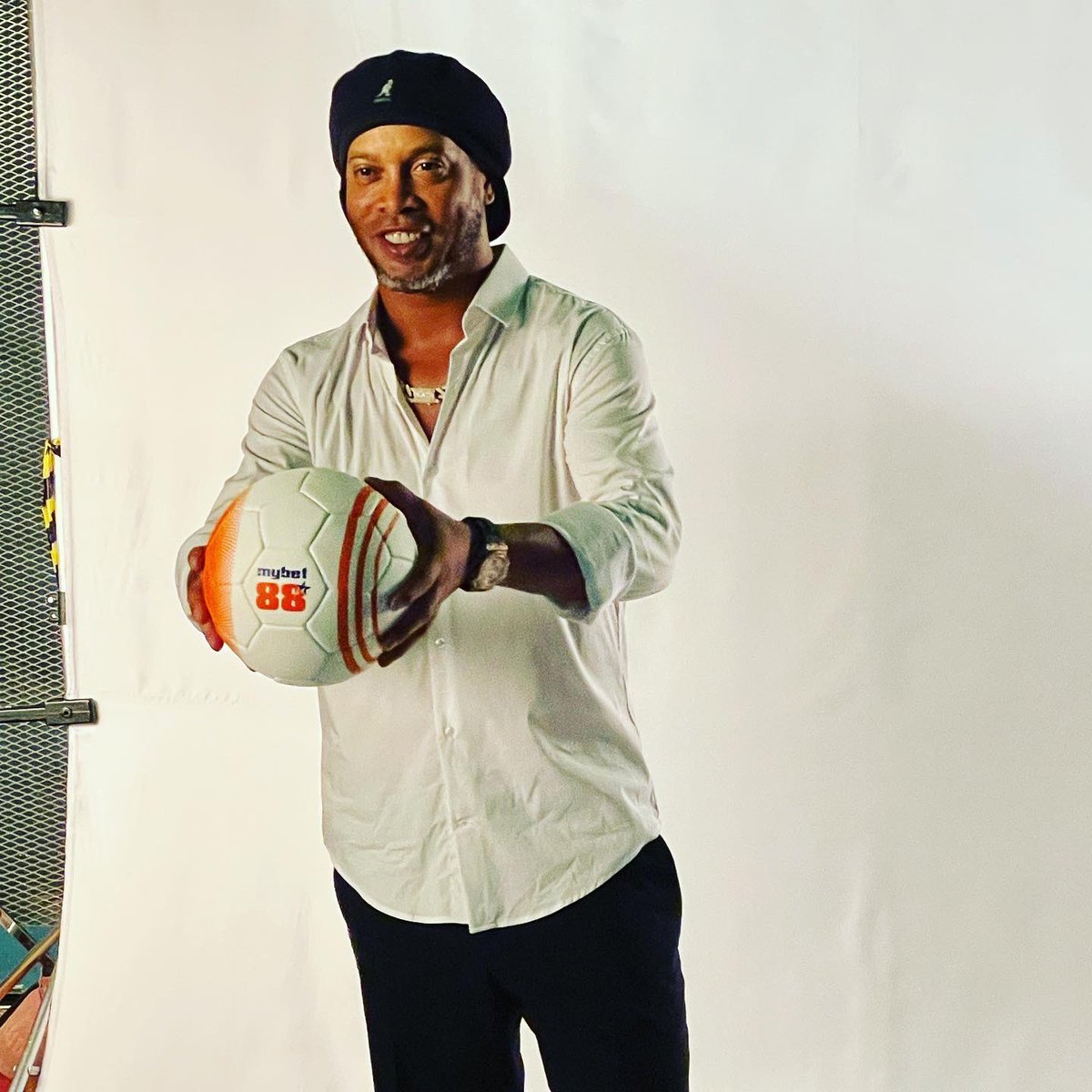 FCTlegends's tweet photo. We were recently in 🇧🇷Rio de Janeiro shooting new ambassadorial content for @mybet88asia with our client and brazilian legend @10Ronaldinho 👑🎥 

#mybet88 #mybet88asia #ronaldinho #shooting #riodejaneiro #brazil #footballchampionstour https://t.co/xSmRnREVy9