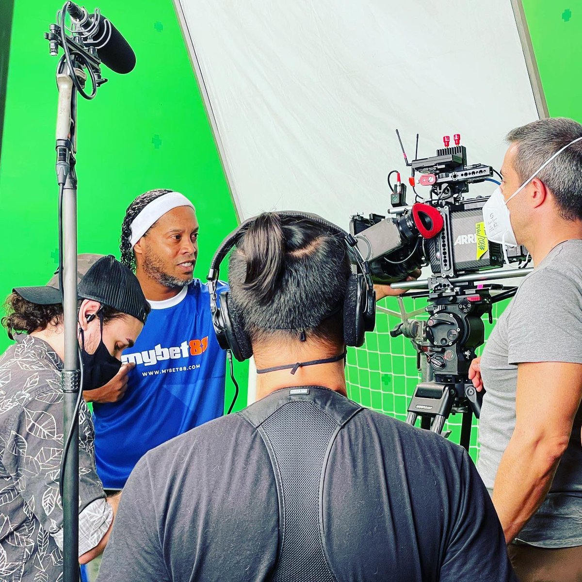 FCTlegends's tweet photo. We were recently in 🇧🇷Rio de Janeiro shooting new ambassadorial content for @mybet88asia with our client and brazilian legend @10Ronaldinho 👑🎥 

#mybet88 #mybet88asia #ronaldinho #shooting #riodejaneiro #brazil #footballchampionstour https://t.co/xSmRnREVy9