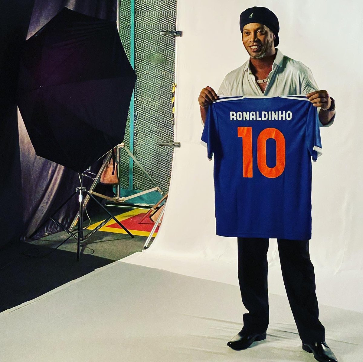 FCTlegends's tweet photo. We were recently in 🇧🇷Rio de Janeiro shooting new ambassadorial content for @mybet88asia with our client and brazilian legend @10Ronaldinho 👑🎥 

#mybet88 #mybet88asia #ronaldinho #shooting #riodejaneiro #brazil #footballchampionstour https://t.co/xSmRnREVy9