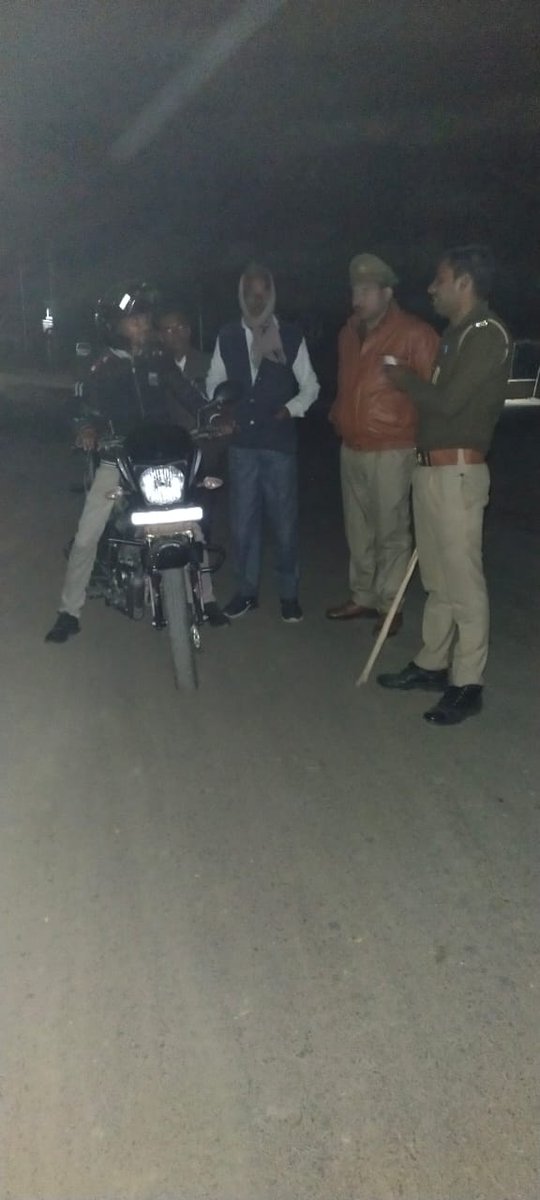 KanpurOuterpol's tweet photo. #KanpurOuterPolice
#SpKanpurOuter के निर्देशन में व #अपर_पुलिस_अधीक्षक के मार्गदर्शन में कानपुर आउटर के समस्त प्रभारी निरीक्षक/थानाध्यक्षों द्वारा अपने-अपने क्षेत्रों में अपराध एवं अपराधियों पर अंकुश लगाने हेतु संदिग्ध व्यक्ति/वाहन आदि की चेकिंग कर आम जनमानस से संवाद किया गया। https://t.co/6z75ugxK8z