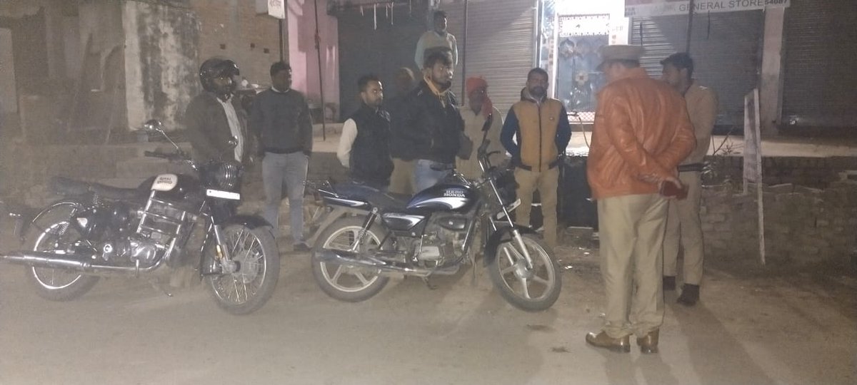 KanpurOuterpol's tweet photo. #KanpurOuterPolice
#SpKanpurOuter के निर्देशन में व #अपर_पुलिस_अधीक्षक के मार्गदर्शन में कानपुर आउटर के समस्त प्रभारी निरीक्षक/थानाध्यक्षों द्वारा अपने-अपने क्षेत्रों में अपराध एवं अपराधियों पर अंकुश लगाने हेतु संदिग्ध व्यक्ति/वाहन आदि की चेकिंग कर आम जनमानस से संवाद किया गया। https://t.co/6z75ugxK8z