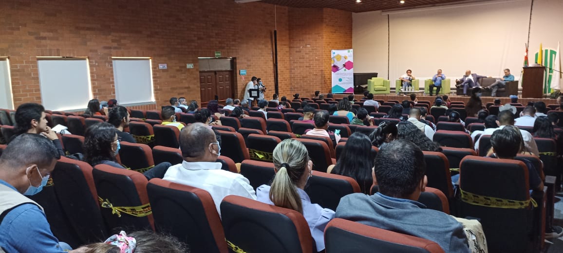 ComuneSantander's tweet photo. "ningún Estado se transforma él solo, los estados de transforman a través de la movilización de sus Ciudadanos"

"Este Acuerdo dio las posibilidades de sentarnos a hablar para poder avanzar en democracia" https://t.co/2X7WlNLHKk
