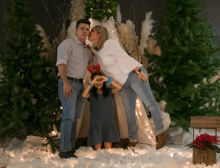 bibesp_pro's tweet photo. Mini Sesiones Navideñas
Ven y tómate la foto en nuestro set navideño, conserva este bonito recuerdo familiar, en pareja o con tu mascota.
Aún hay días y horarios disponibles.
Gracias por confiar en nuestro trabajo y seguir haciendo "Las memorias de tu vida". https://t.co/5T6KmdXG8M