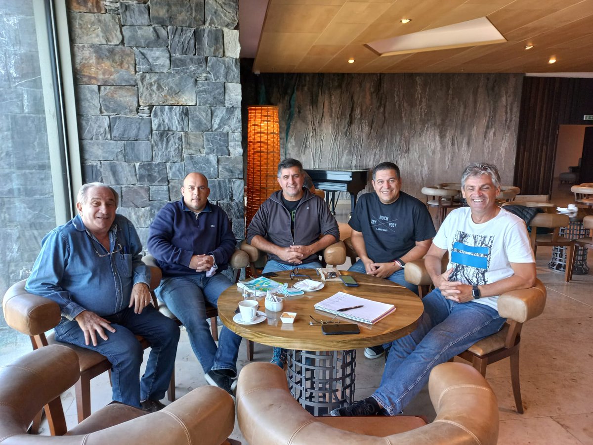 rugbydidactico's tweet photo. En el hotel Arakur, anfitriones de la semana del rugby e integrante del seven del fin del mundo junto con Efraín Sklar, Cali Rios, Juan Casajus y Marcelo Pilara. #Ushuaia #Arakur https://t.co/GzJ8iQyyLW