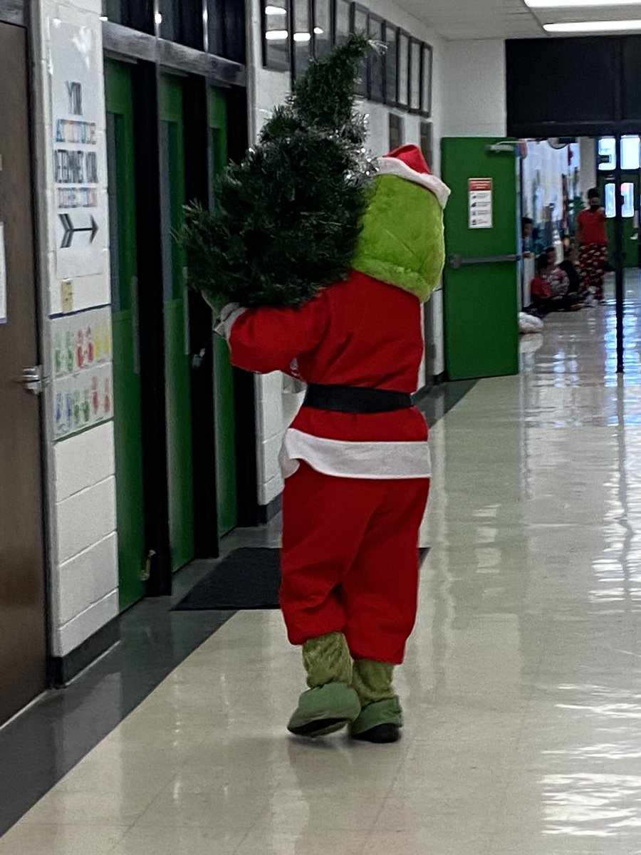 TweetDCS_WES's tweet photo. The Grinch has been sighted at Walls Elementary! Our awesome SRO, Deputy King, is on the case! #TeamDCS #RockinGators @DCSDsocialmedia https://t.co/j1RWQmsbxI