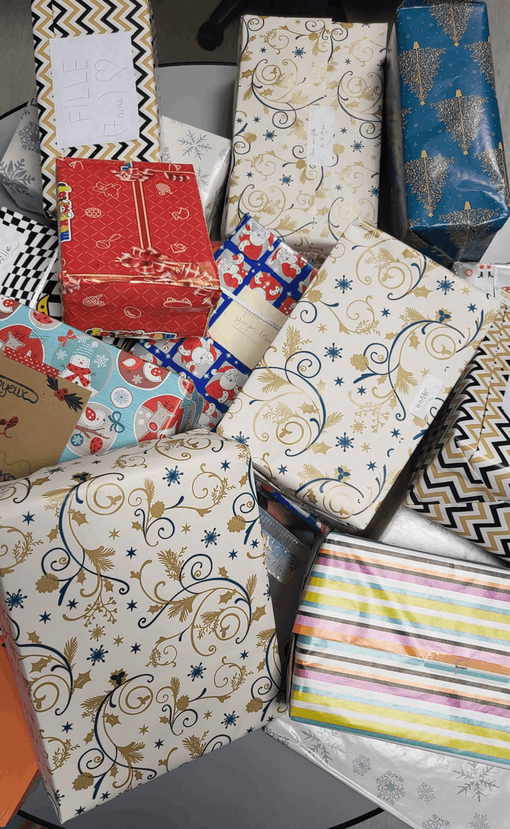 anne_gehl's tweet photo. Au collège Les Sources, les élèves ont ainsi fait preuve de 🎁 générosité 🎁 à l’approche des fêtes et ont mis beaucoup de cœur 👩‍❤️‍👨 à garnir ensemble de nombreuses boîtes … 🎄 Vive l’esprit de Noël ! 🎄 https://t.co/BQ1xVAWIRl