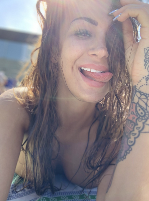 RT Si me invitar&iacute;as a una copa🥰 https://t.co/1qt7dAIcZE