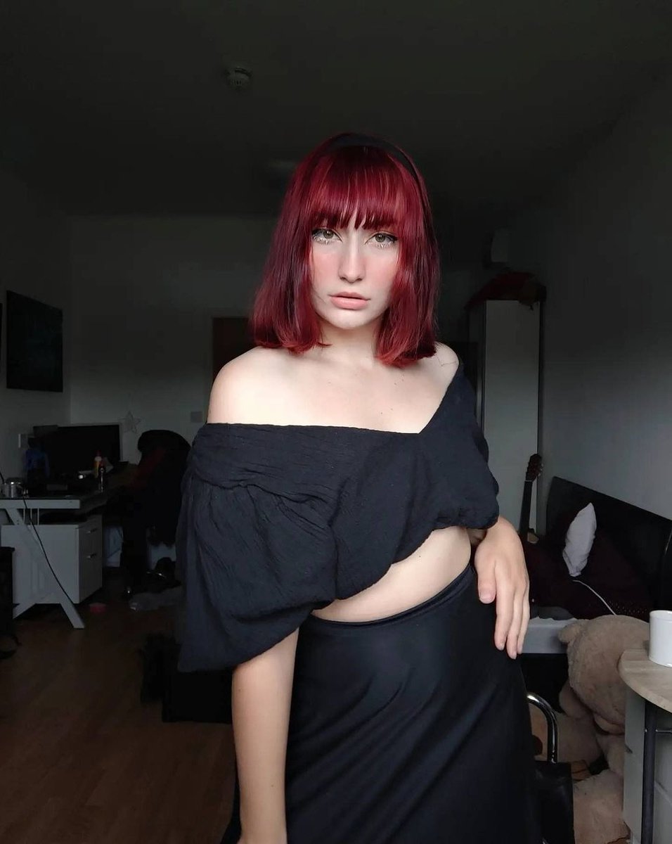PuffyBloom's tweet photo. Keep getting stares whenever I try to eat a banana 😂 #redhair #gamergirl https://t.co/Jo05YWL9zG