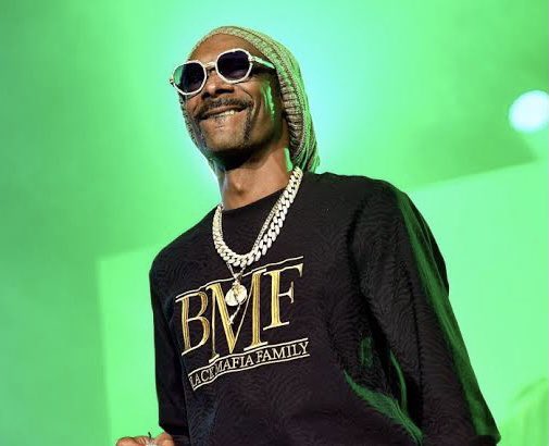 nft_mentor's tweet photo. Someone spent $450k to be Snoop Dogg’s MetaVerse neighbor! 💸 🏡 https://t.co/YpzJfLuRLc
