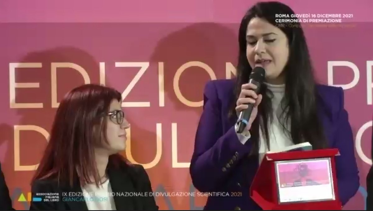 codice_edizioni's tweet photo. 🏆 Il premio @PremioDivScient  del pubblico a.... @MillyBarba  e @DeboraSerra4 !!! https://t.co/iQEGh5kZIJ