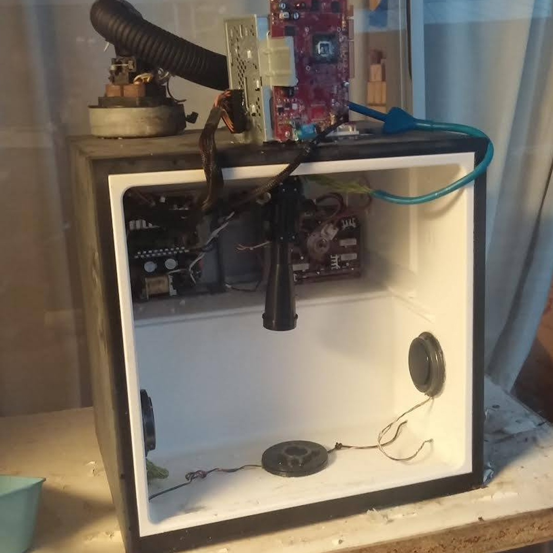 theindexproject's tweet photo. #ThrowbackThursday when I built an amateur Reality Transmogrification unit, operating in the Polar-State 1st degree... Y'know... As you do...
#quantumpunk #qpunk #behindthescenes #nobudget #filmmaker #props #artdepartment https://t.co/FS2poBlDmc