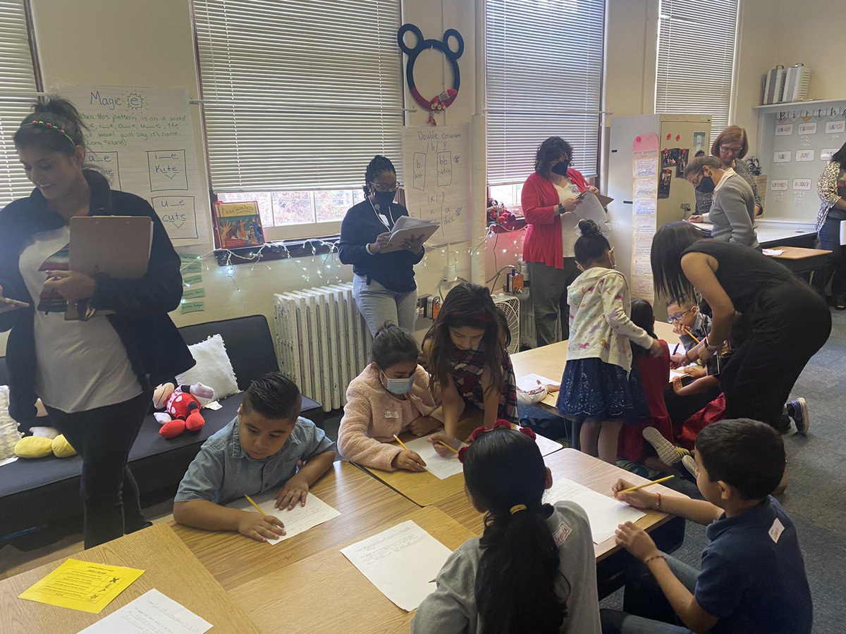 11TXLessonStudy's tweet image. 1st grade students @CharlesNashES are writing opinions about the moon, becoming experts through the Jigsaw method, and learning sign language to increase language acquisition. Just WOW! #TXLS @teainfo @ESCRegion11