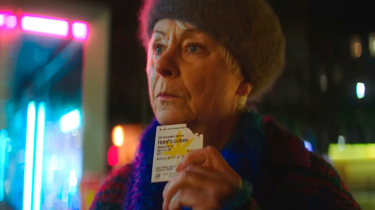 revistacanamo's tweet photo. El metro de Berlín pone a la venta billetes comestibles rociados con aceite de cannabis. Cada billete #Hanfticket está impregnado con tres gotas de aceite de cannabis procedente de semillas y no contiene THC ni CBD. ➜https://t.co/KU5VwLQY8u https://t.co/aVDYGMTYMx