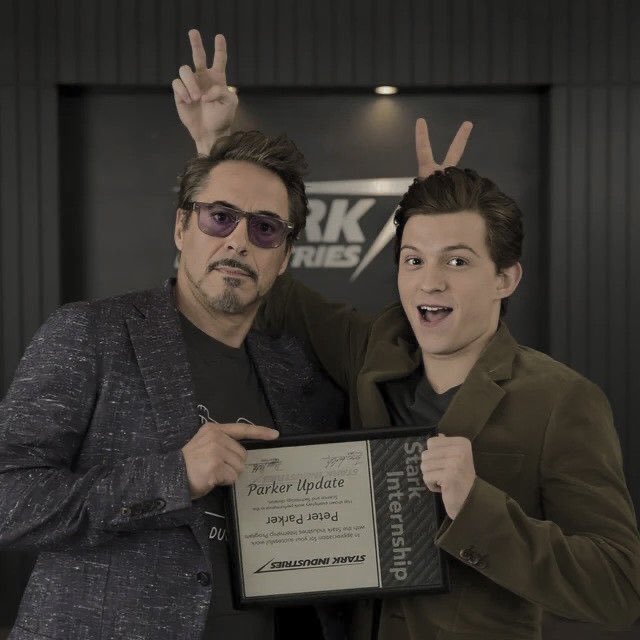 samasebedemon's tweet image. #SpiderManNoWayHome

❗️SPOILERS❗️

  🚫🚫🚫🚫🚫

- Спасибо, Мистер     - Большая
Старк, но я не могу..        сила 
Я лучше побуду         накладывает
  дружелюбным             большую
     соседом             ответственность,
  Человеком-                   Питер
       Пауком