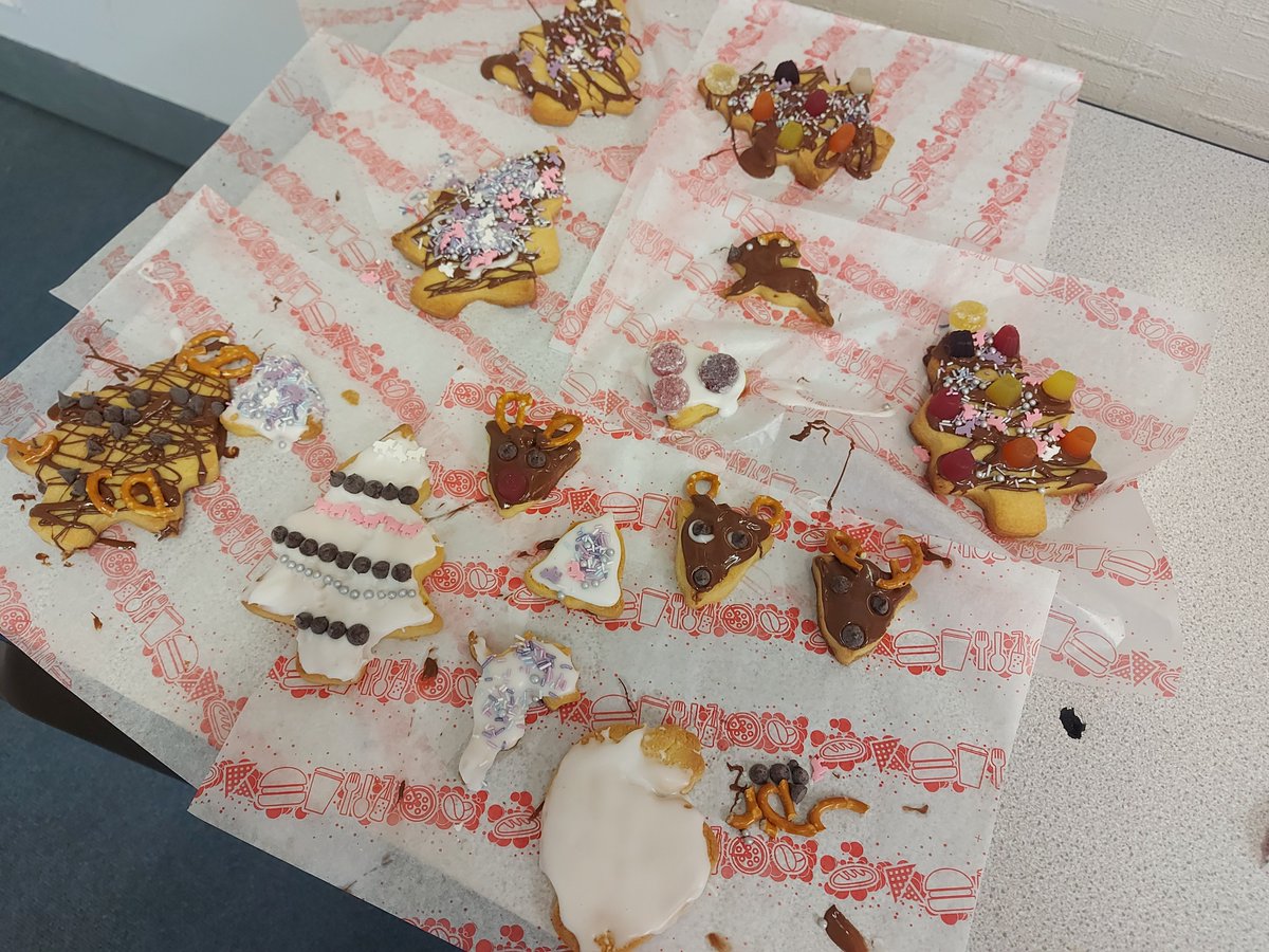 We have been busy all day with the students onsite and offsite. Pizza making, table cloth art and cookie decorating. It’s safe to say the students and teachers enjoyed their day.

Have a wonderful Christmas from all of us at Ashwood.
#Chrisrmas #pizza #cookies #candles