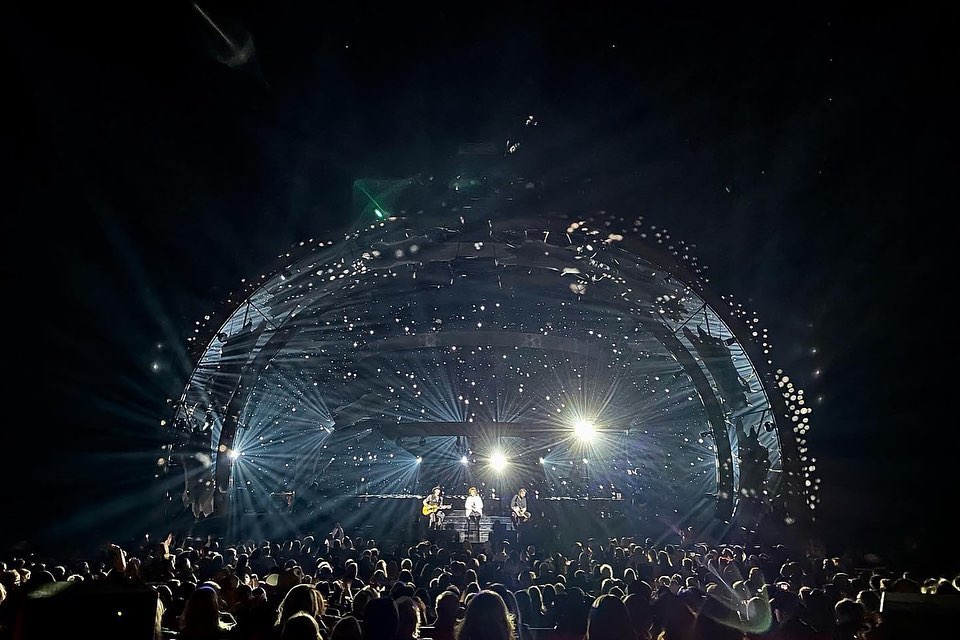 BrooksAndDunn's tweet photo. Adios Las Vegas… 105 shows and 300,000 friends. See y’all out on the road on the big stage in May !! RD &amp; KB https://t.co/RxMmTRw0fd