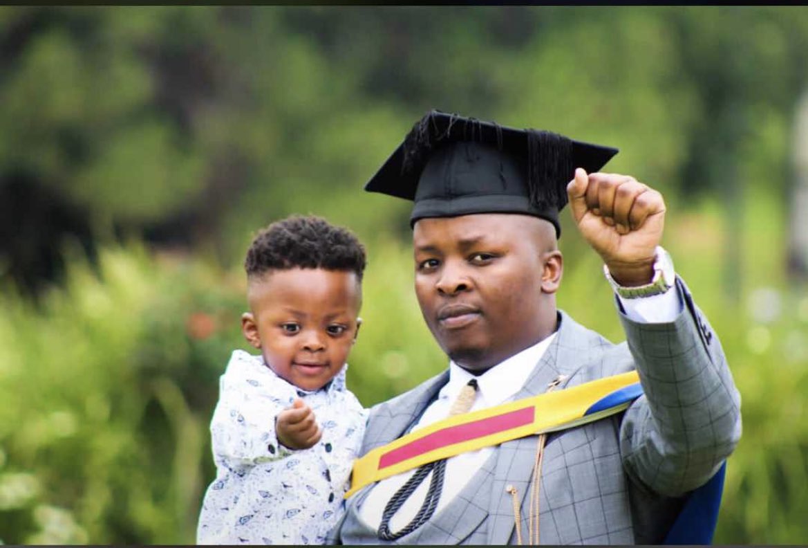Our colleague and friend Dr Khetha Zondo graduated just this past week and took this nice pic with his 2 year old son.

Today we woke up to news that he is no more 💔💔💔

Ulale ngoxolo Mthiyane 🕊