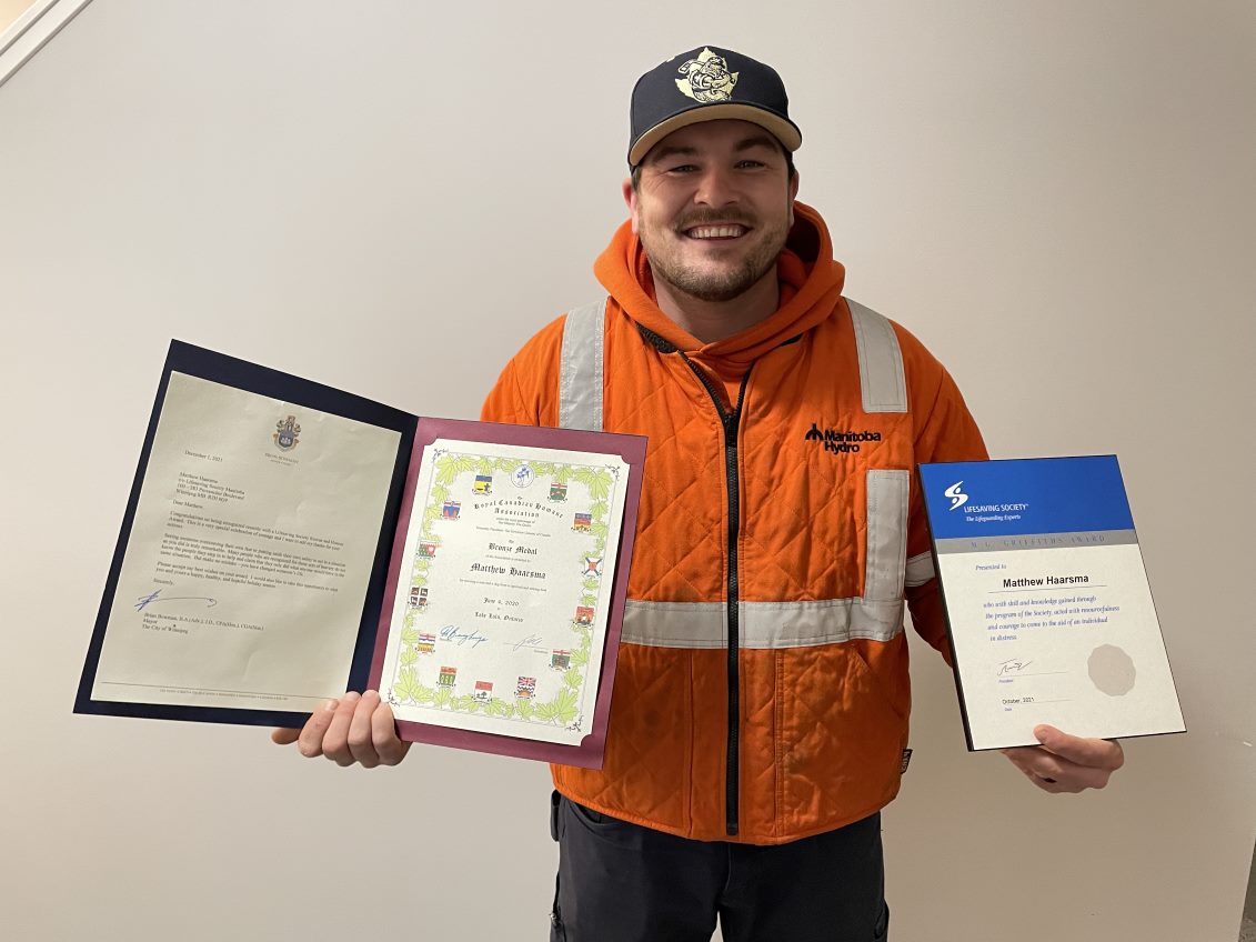While Matt was off-duty from his normal role in gas operations, he rescued a man and his dog whose boat flipped 💪 His bravery has been recognized by the Lifesaving Society, Mayor Brian Bowman, and others. 

Well done Matt! Full story on our blog: hydro.mb.ca/articles/2021/…