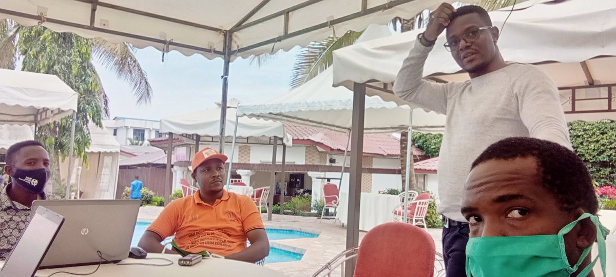 #MILBurundi
Dernière séance de travail entre <a href="/SergeBanyimbe/">Serge Banyimbe</a> de <a href="/UnescoYaounde/">UNESCO YAOUNDE #Education #Sciences #Culture #Comm</a>, <a href="/AndzongoBlaise/">Andzongo Blaise Pascal🇨🇲</a>, facilitateur principal et les 3 facilitateurs locaux. Ils devront faire du monitoring auprès des autres organisations pour faciliter l'implémentation des recommandations.