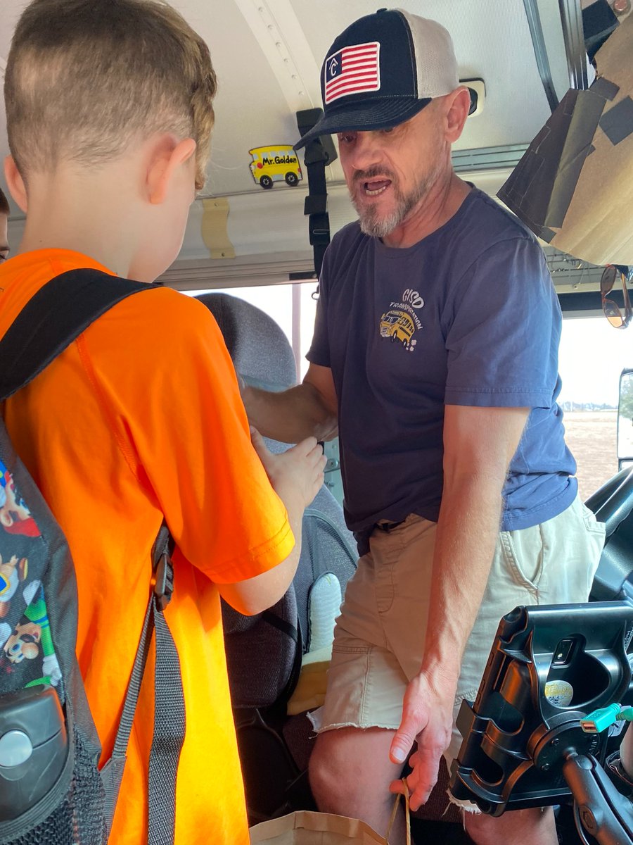 MavsCounselor's tweet photo. Our Mavericks are demonstrating community responsibility and kindness. 2nd gr is helping @wilcopets  4th gr created gift bags to thank bus drivers &amp; 1st gr is sending letters to soldiers.  @GeorgetownISD  @MitchellMavs #LeadGrowServe #BeTheChange #MavericksHelpinOthers https://t.co/5Q04KO31Ml