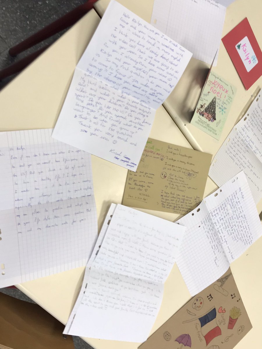 LItouchene's tweet photo. Écriture de lettres in English please aujourd’hui pour mes 1ères LLCE de @JJRSarcelles à destination de la famille de notre assistante américaine 🇺🇸 📩🖌 avant une visio en 2022 😉 @Angl_Versailles @DareicV #writinginenglish #speakinginenglish #proudenglishteacher https://t.co/3vljve7JKK