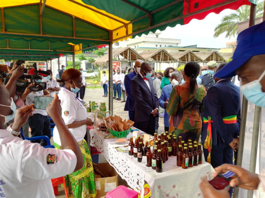 PNUDRepduCongo's tweet photo. #ChezmoiauCongo #PointeNoire Visite du stand du #AcclabCongo au #FONIT par la ministre de l'enseignement supérieur, recherche #scientifique et #innovation technologique .@MESRSIT @maleye_diop @UNDPAfrica @UNDPAccLabs @akpwabot @matseinzo https://t.co/Uudf2Nnc9k