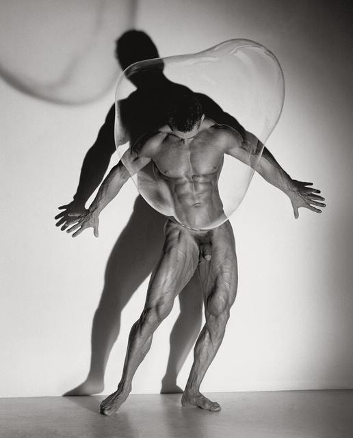 Male Nude with Bubble (1989)
Picture by American photographer Herb Ritts (1952–2002)
