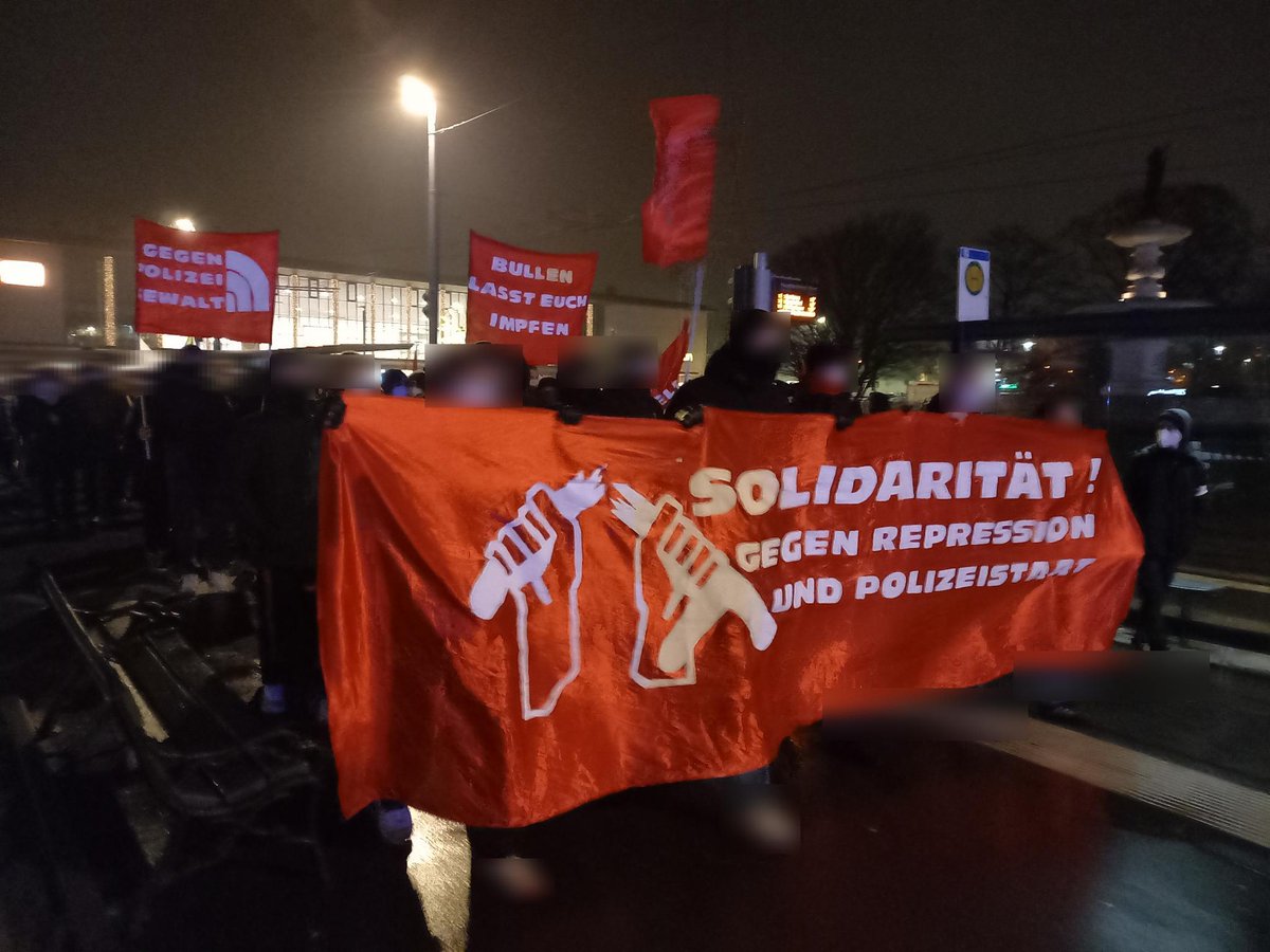schwarzlichtwue's tweet photo. Solidarität gegen Repression und Polizeistaat! Demonstration am 13.12.21.

Montag, den 13.12.2021 gingen gegen 18:30 in #Würzburg knapp 200 Menschen auf die Straße, um gegen Repression und Polizeistaat zu demonstrieren. Aufgerufen hatte ein Bündnis. 
#wue1312 https://t.co/3zz0IoZGxE