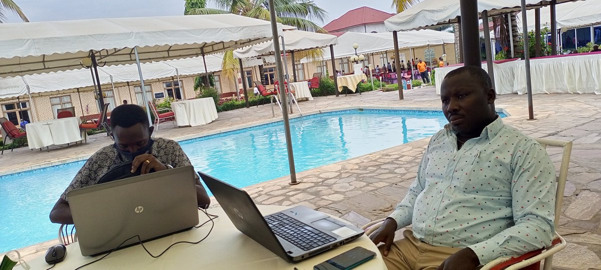 EdukMedia's tweet photo. #MILBurundi
Dernière séance de travail entre @SergeBanyimbe de @UnescoYaounde, @AndzongoBlaise, facilitateur principal et les 3 facilitateurs locaux. Ils devront faire du monitoring auprès des autres organisations pour faciliter l'implémentation des recommandations. https://t.co/4xdIaYzJiX