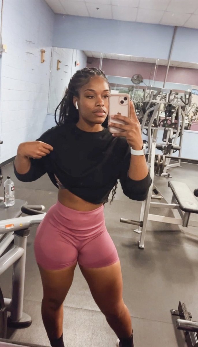 BigHairConnoiss's tweet photo. I be wearing crop tops even when I’m bloated. And I just love that for me. https://t.co/LduRHvFRe4