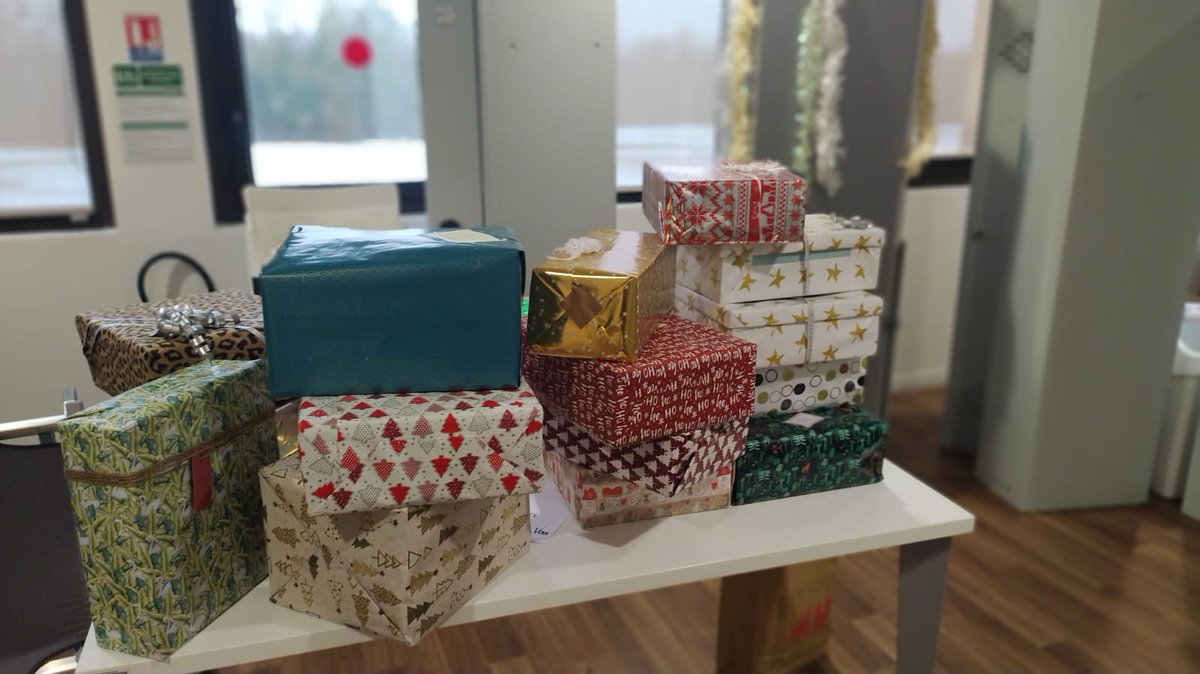 ChadiaLimam's tweet photo. Avec les équipes du #PôleEmploiThoiry nous avons organisé une action de collecte de boites solidaires en association avec #WillForChange.
🎁=🧣+🍫+🧩+🪒+💌=💟
https://t.co/JdQmA1n6Hz https://t.co/Ag2yuZt4tz