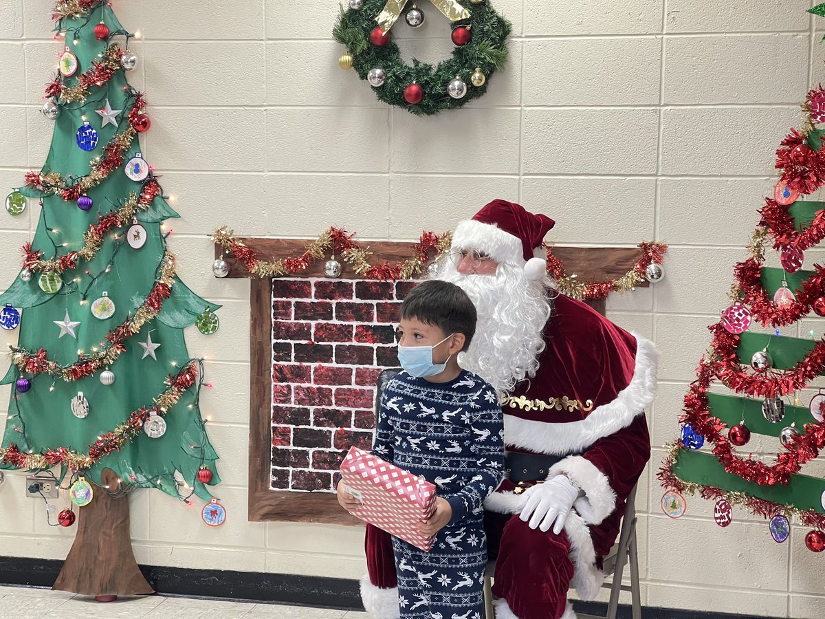 HCP1_Fuentes's tweet photo. Our Hidalgo County Drainaige District visited our Monte Alto Head Start Center today! Thank you Santa! โMr. Raul Sesinโ #hcdd1 @hcdd_1 @HidalgoCounty https://t.co/ok2fHovRoa