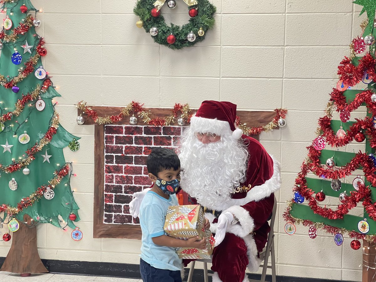 HCP1_Fuentes's tweet photo. Our Hidalgo County Drainaige District visited our Monte Alto Head Start Center today! Thank you Santa! โMr. Raul Sesinโ #hcdd1 @hcdd_1 @HidalgoCounty https://t.co/ok2fHovRoa