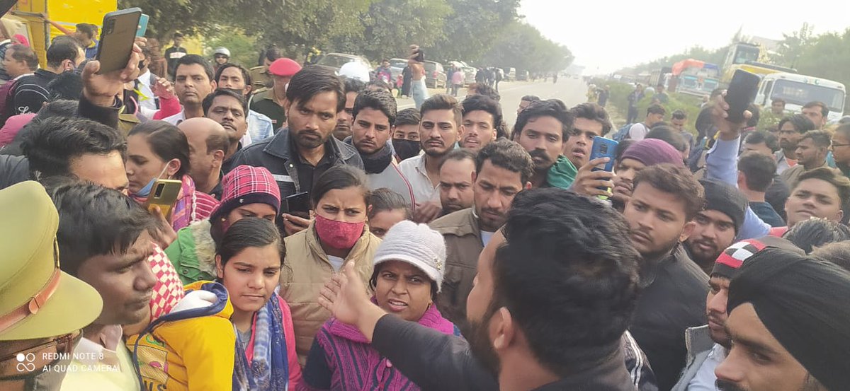 RohitRanaINC's tweet image. #CTET
मेरठ MIT कॉलेज मे छात्रो को तकनीकी परेशानी बताकर प्रथम शिफ्ट की परीक्षा 12 बजे तक भी शुरू नहीं हुई। सरकार की बड़ी लापरवाही के चलते छात्रों के भविष्य को अंधकार में धकेला जा रहा है
मौके पर पहुंचकर MIT कॉलेज परीक्षा केंद्र की प्रथम व द्वितीय पाली की परीक्षा को निरस्त कराया।