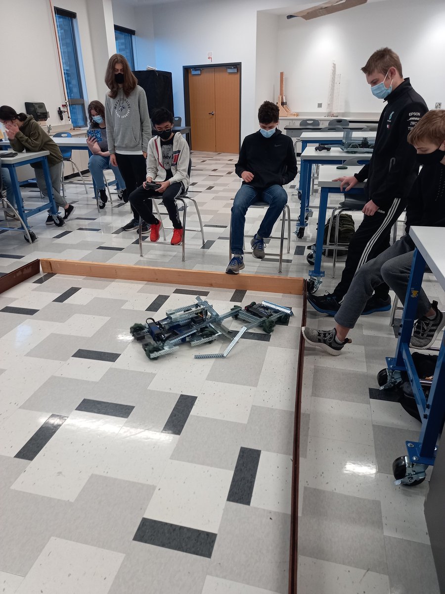 BSDCTE's tweet image. Game on! Mountainside Engineering students worked in teams to design and build battle bots Using VEX robotics kits. #BSDCTE @VEXRobotics #kidmadethings #OregonCTE @mountainsidehs