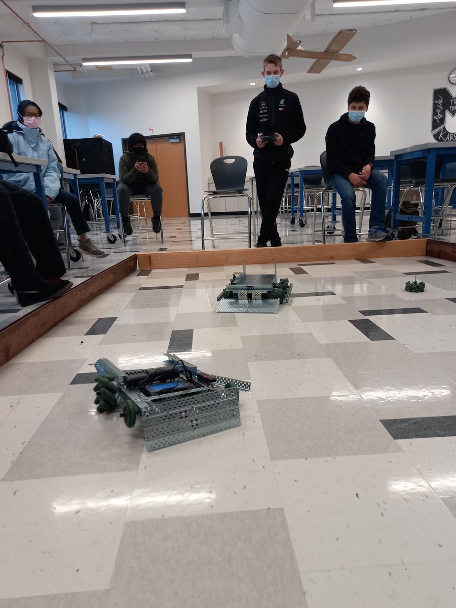BSDCTE's tweet image. Game on! Mountainside Engineering students worked in teams to design and build battle bots Using VEX robotics kits. #BSDCTE @VEXRobotics #kidmadethings #OregonCTE @mountainsidehs