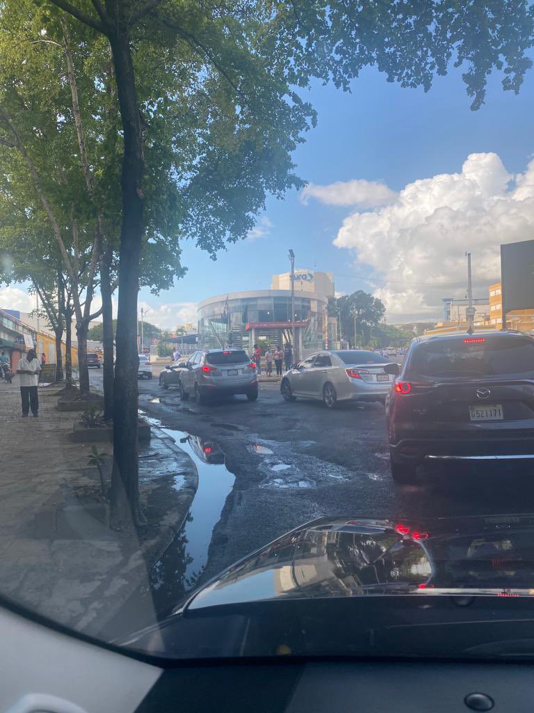 AlanBaezRod's tweet photo. @MOPCRD ayuden y apoyen a la @DIGESETT , por las lluvias se deterioró ese acceso desde la San Martin hacia la jfk frente a la terminal de @MetroRDdo en la San Martín  próximo a @tusambildo 
Atención: @DeligneAB, @AlcaldiaDN y @CarolinaMejiaG 

#DiarioLibre #CDNDigital #sambil https://t.co/NFc0S1O6hh