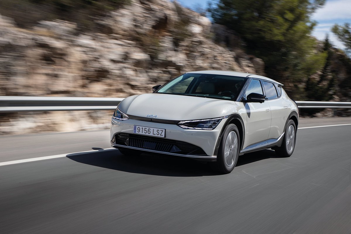 TopGearNL's tweet image. De Kia EV6 biedt de dynamiek en de lol van een achterwielaandrijver: topgear.nl/autotests/kia-…
📷: © Kia
🚗: #Kia #KiaEV6 #Dsegment #elektrisch #ZuidKorea #KiaEV6PlusRWD #autonieuws #auto