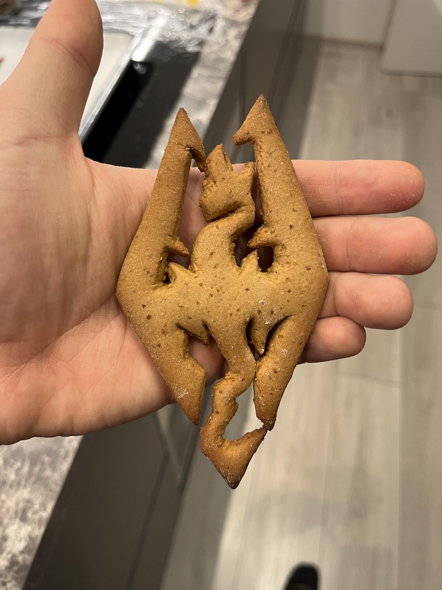 BethesdaStudios's tweet photo. Sweet Rolls aside, u/richardszasz97's Gingerbread skills have inspired us to level up our baking this holiday season. https://t.co/cwIcjFP1u9