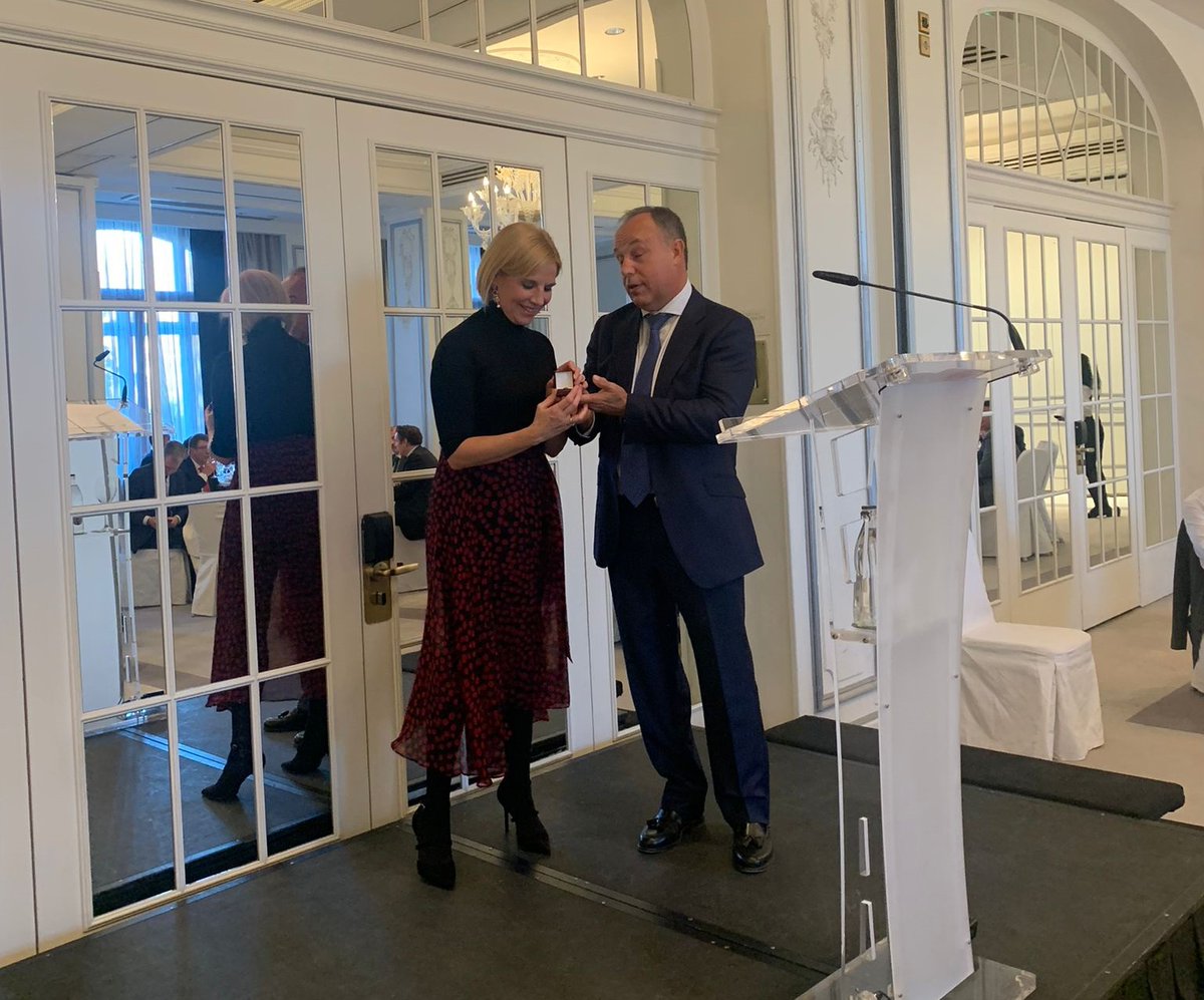 🚗La asociación <a href="/Feneval/">Feneval</a> ha premiado con su insignia de oro a la directora de Empleo, Diversidad y Protección Social de <a href="/CEOE_ES/">CEOE</a> por su trabajo durante la #pandemia

👏¡Enhorabuena <a href="/RosaSantosZGZ/">Rosa Santos F.</a>!