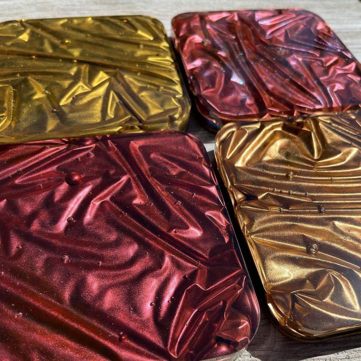 We can't get over how cool our powders look with this crushed velvet technique! Try it yourself by shopping at Alumilite ➡️ bit.ly/3ysqfFl

📸 \\  instagram.com/kreativelykell…